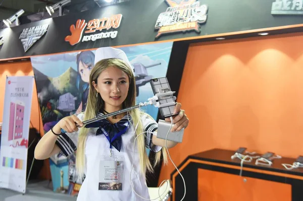 Una Joven Vestida Con Disfraz Cosplay Toma Una Selfie Stand — Foto de Stock