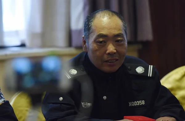Kinesiska Hjälpare Trafikpolis Weiqi Intervjuas Efter Tilldelas Lokala Myndigheter För — Stockfoto