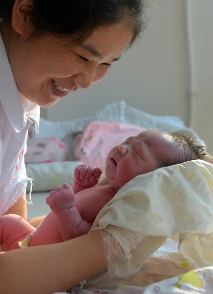 Μια Κινέζα Νοσοκόμα Φροντίζει Ένα Νεογέννητο Μωρό Ένα Μαιευτήριο Στην — Φωτογραφία Αρχείου