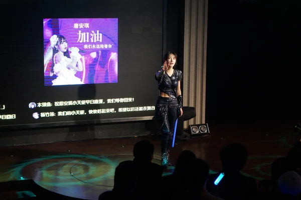 Membre Groupe Filles Chinoises Snh48 Produit Lors Concert Pour Amasser — Photo