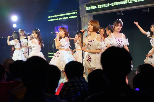 Leden Van Chinees Meisjesgroep Snh48 Uitvoeren Bij Een Concert Geld — Stockfoto