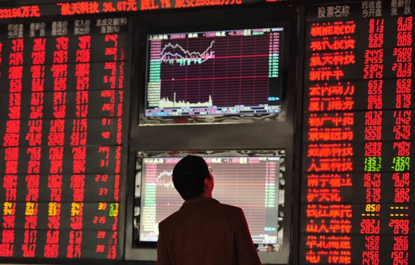Μια Κινεζική Επενδυτής Εξετάζει Τιμές Μετοχών Κόκκινο Τιμή Αυξάνεται Και — Φωτογραφία Αρχείου