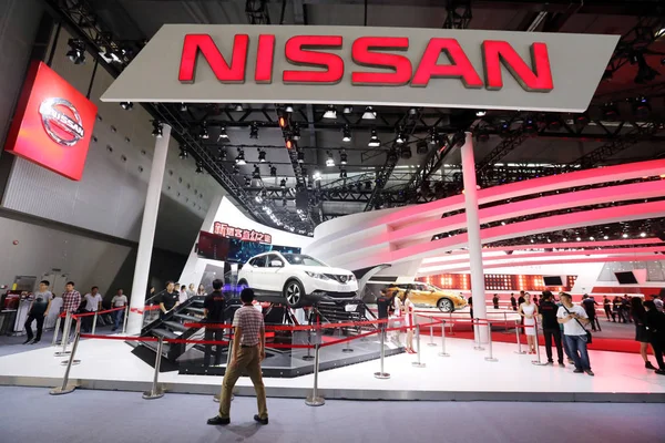 Los Visitantes Observan Los Automóviles Nissan Exhibición Durante 13ª Exposición —  Fotos de Stock