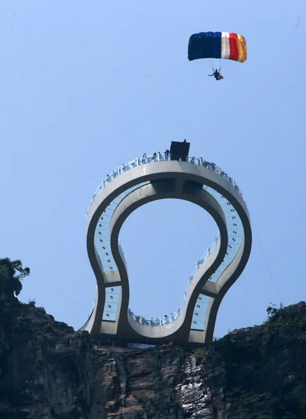 Concursante Salta Del Puente Voladizo Vidrio Acantilado Durante Concurso Mundial —  Fotos de Stock