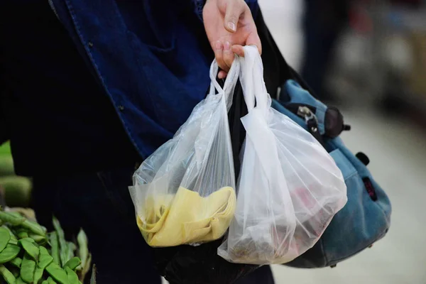 中国の顧客は青島市 東中国山東省の自由市場で食品を購入するように使い捨ての袋を使用します 月2013 — ストック写真