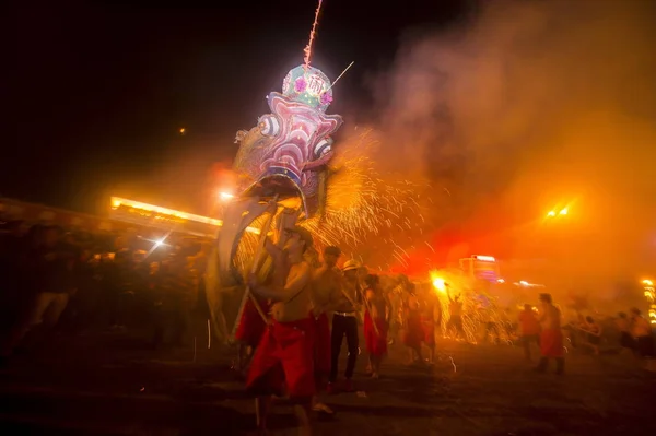2016년 후난성 지쑤시에서 다가오는 춘절을 축하하기 연예인들이 불꽃놀이를 용춤을 — 스톡 사진