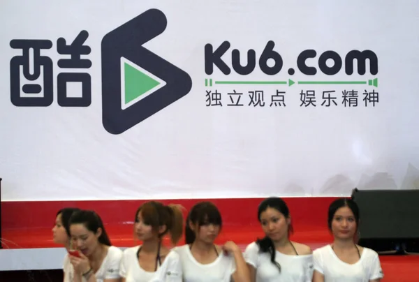 2011年7月28日 在中国上海举行的第九届中国数字娱乐博览会暨大会期间 中国演艺女们Ku6 Com在线视频网站展台休息 — 图库照片