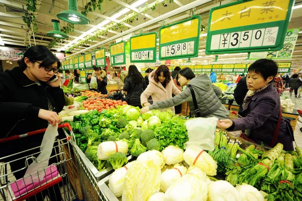 Chińskich Klientów Sklep Dla Warzyw Supermarkecie Qingdao Miasta Wschodnia Chiny — Zdjęcie stockowe