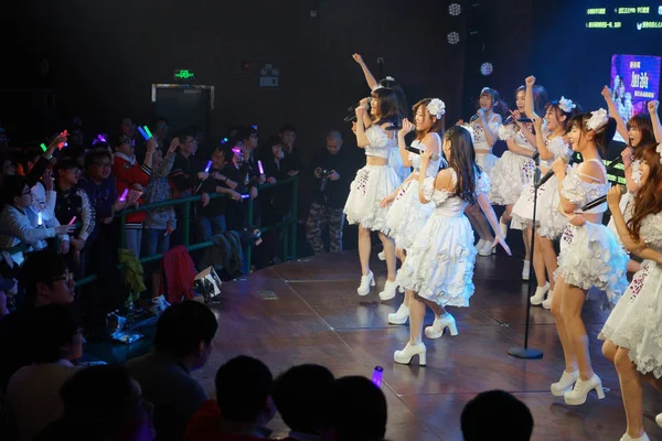 Miembros Del Grupo Chicas Chinas Snh48 Presentan Concierto Para Recaudar —  Fotos de Stock