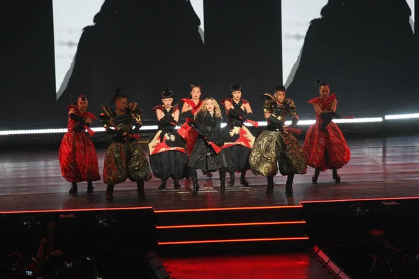 2016年2月20日 美国歌手麦当娜在中国澳门举行的起义军心脏世界巡回赛音乐会上表演 — 图库照片