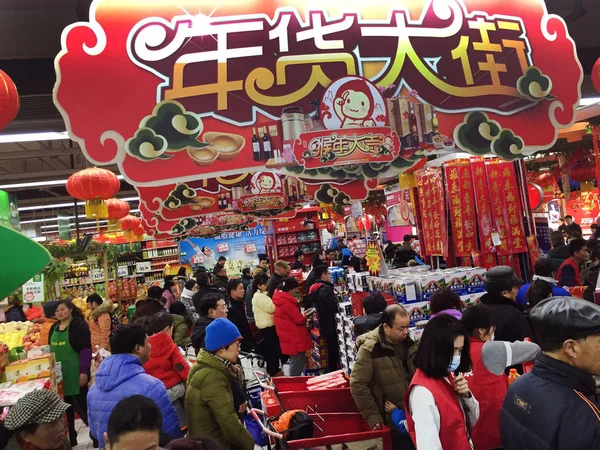 Customers Shop Supermarket Hangzhou City East China Zhejiang Province February — стоковое фото