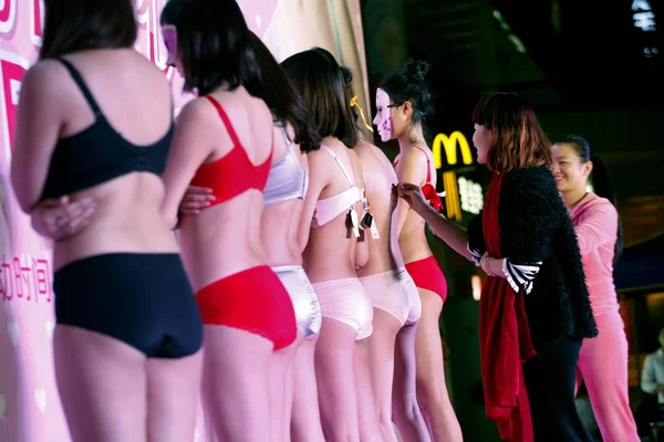 Uma Participante Feminina Desaperta Sutiãs Modelos Vestidos Lingerie Durante Uma — Fotografia de Stock