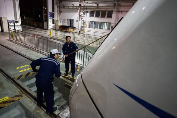 Chinese Arbeiders Reinigen Een Crh China Railway High Speed Bullet — Stockfoto