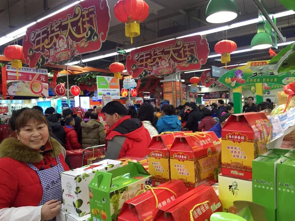 Klienci Sklep Supermarkecie Hangzhou Miasto Wschodnia Chiny Prowincji Zhejiang Luty — Zdjęcie stockowe