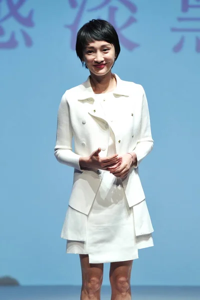 Chińska Aktorka Zhou Xun Pozuje Imprezie Promocyjnej Dla Produktów Pielęgnacji — Zdjęcie stockowe