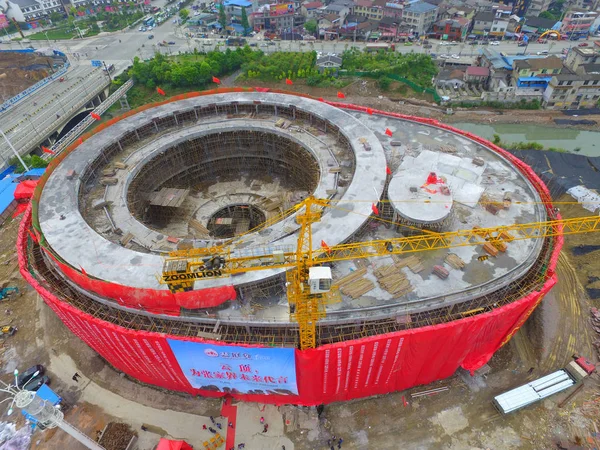 中国の湖南省 Zhangjiajie 市で建設中の世界最大の透明ドーム型のバーの空中写真 4月24日2016 — ストック写真