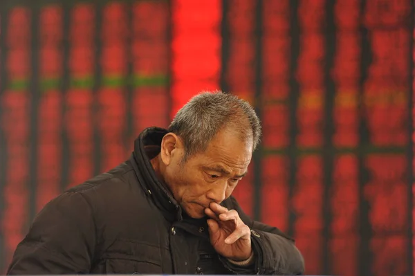 Китайский Инвестор Смотрит Цены Акций Красный Роста Цен Биржевом Брокерском — стоковое фото