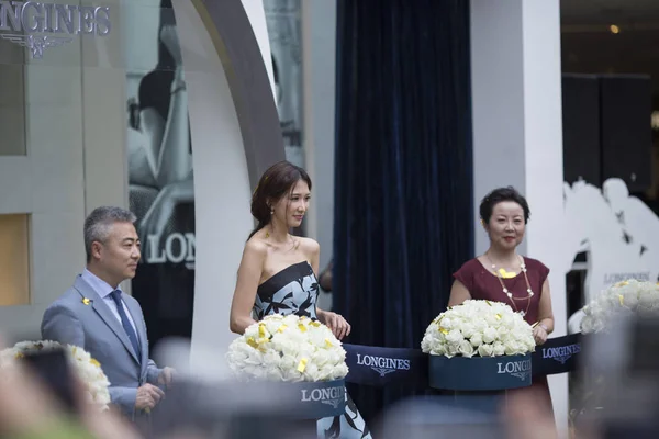 นางแบบและน กแสดงชาวไต กลาง วมพ านนาฬ กาของ Longines ในเม องฉงช ประเทศจ — ภาพถ่ายสต็อก