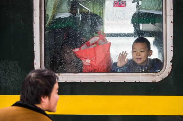 Jeune Garçon Chinois Salue Son Père Dans Train Alors Que — Photo