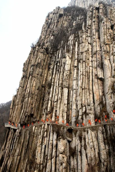 Los Monjes Chinos Shaolin Practican Kungfu Largo Una Pasarela Acantilado — Foto de Stock