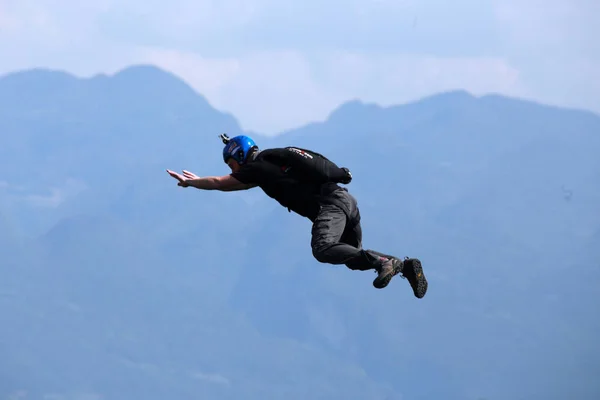 2016年4月28日 重庆市云阳县龙岗景区2016年世界低空跳伞世界低空跳伞选手 — 图库照片