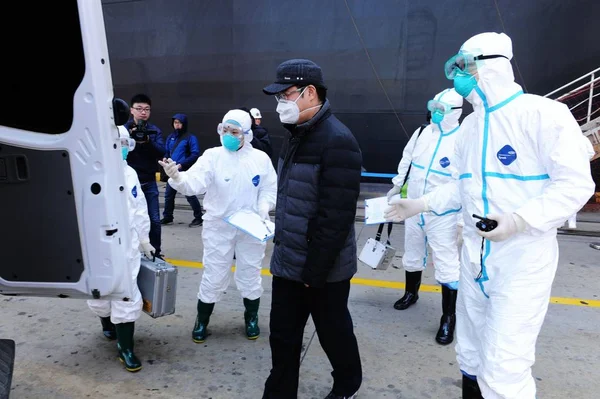 Chińskich Pracowników Medycznych Noszenie Odzieży Ochronnej Escort Mężczyzny Podejrzanego Kontroli — Zdjęcie stockowe