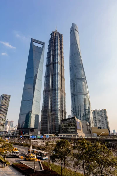 上海タワー 陸家嘴 上海世界金融センター 最も背の高い Jinmao タワー 最も高い中心部 そして浦東 中国の高層ビルや高層ビルなどとの間にある金融地区の眺め — ストック写真