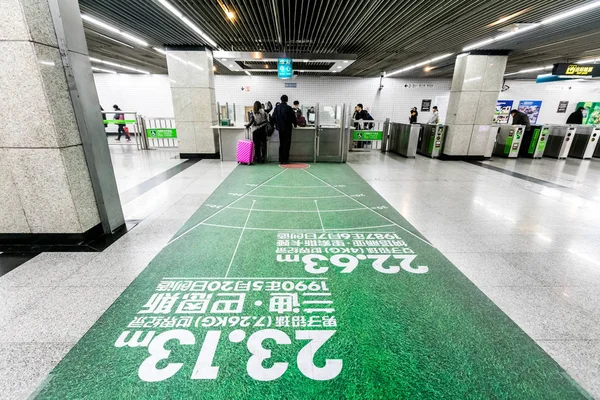 Passagiere Gehen Einer Bahn Station Shanghai China Über Dekorationen Mit — Stockfoto