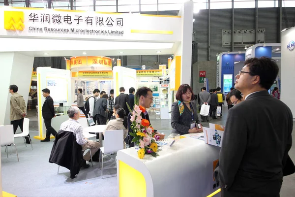 Gente Visita Stand China Resources Microelectronics Limited Durante Una Exposición — Foto de Stock