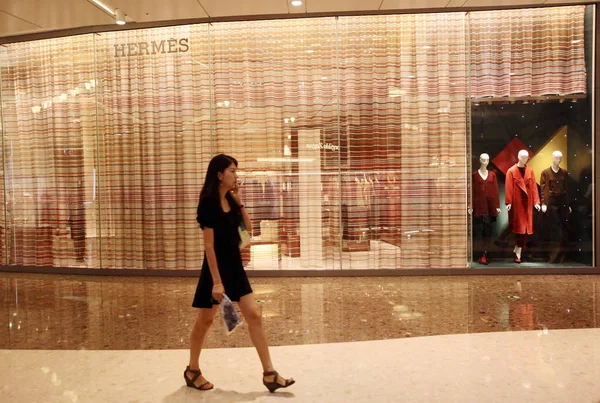 2012년 상하이의 쇼핑몰에서 에르메스의 부티크를 지나가는 — 스톡 사진