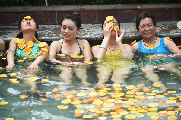 Туристы Наслаждаются Горячем Источнике Апельсинами Курорте Городе Лоян Центральный Китай — стоковое фото