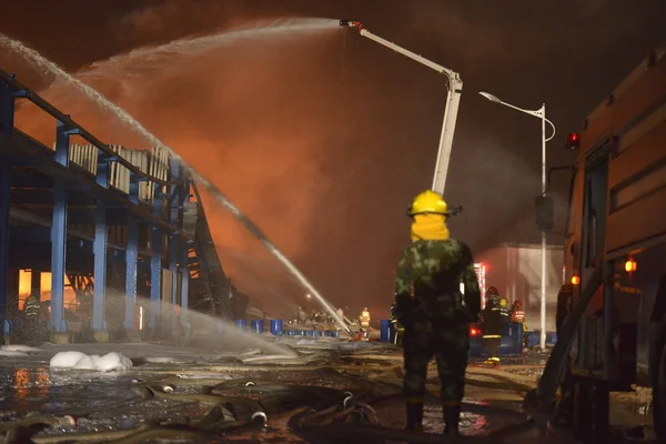 Κινεζική Πυροσβέστες Μάνικα Νερό Για Σβήσουμε Φωτιά Εγκατάσταση Αποθήκευσης Χημικών — Φωτογραφία Αρχείου