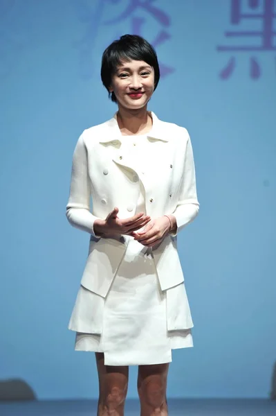 Chińska Aktorka Zhou Xun Pozuje Imprezie Promocyjnej Dla Produktów Pielęgnacji — Zdjęcie stockowe