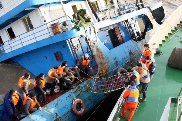 Retter Versuchen Besatzungsmitgliedern Beim Verlassen Eines Gestrandeten Frachtschiffes Vor Der — Stockfoto