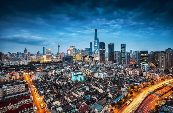 Noční Pohled Staré Domy Výškové Budovy Puxi Šanghajskou Věží Nejvyšším — Stock fotografie