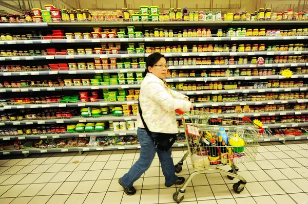 Chinese Customer Shopping Supermarket Qingdao City East China Shandong Province — Stock Photo, Image