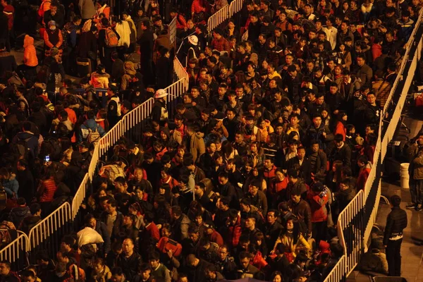 Crowds Chinese Passengers Who Head Home Upcoming Chinese Lunar New — Stock Photo, Image