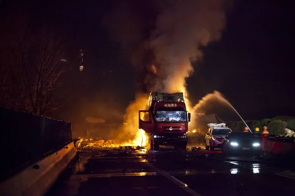 Κινεζική Πυροσβέστες Μάνικα Νερό Για Σβήσουμε Φωτιά Ένα Φορτηγό Αφού — Φωτογραφία Αρχείου