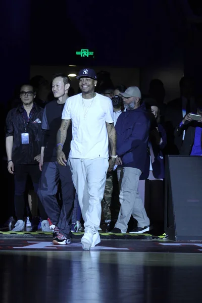 恩巴球星艾伦 艾弗森 在中国上海的中国之旅期间 来到了一场全明星篮球比赛 — 图库照片