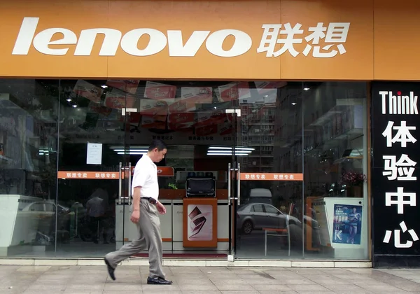 Piéton Passe Devant Magasin Lenovo Dans Ville Nanjing Dans Est — Photo