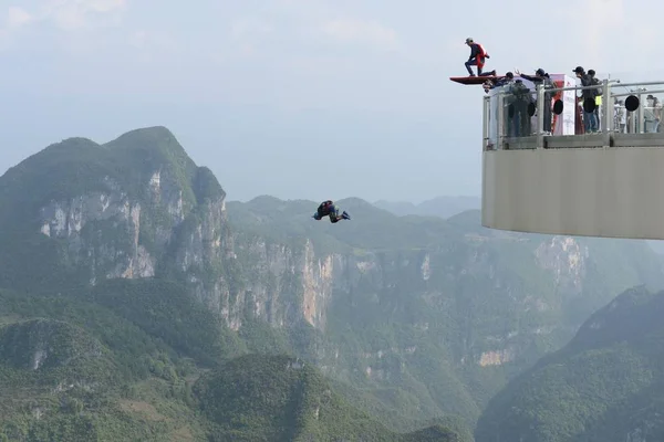 Concursante Salta Del Puente Voladizo Vidrio Acantilado Durante Concurso Mundial —  Fotos de Stock