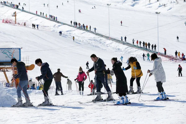 Datei Urlauber Lernen Skifahren Einem Skigebiet Der Stadt Altay Der — Stockfoto