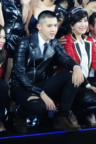 Chanteuse Actrice Chinoise Kris Yifan Centre Pose Avec Des Employés — Photo