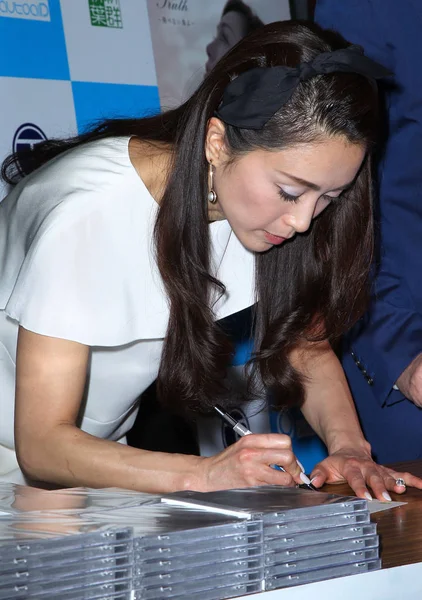 Chanteuse Actrice Japonaise Noriko Sakai Signe Son Autographe Pour Fan — Photo