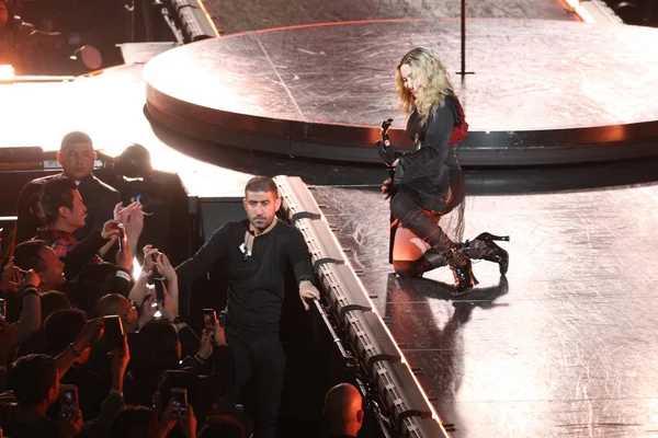 Amerikai Énekesnő Madonna Fellép Koncert Alatt Lázadó Szív World Tour — Stock Fotó