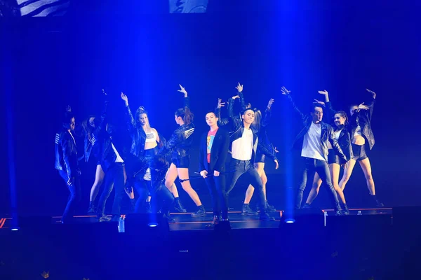 Członkowie Koreański Boysband Bigbang Lub Big Bang Wykonywać Podczas Koncertu — Zdjęcie stockowe