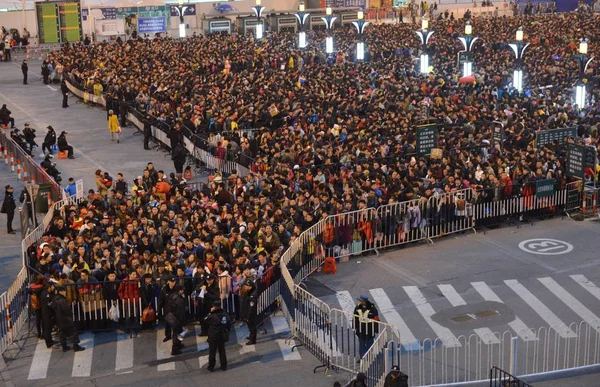 광저우 남쪽에 광저우 광장에 군중에 일컬어 승객의 — 스톡 사진