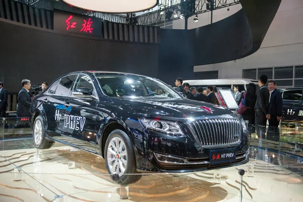 Ένα Phev Hongqi Κόκκινη Σημαία Του Faw Είναι Στην Επίδειξη — Φωτογραφία Αρχείου