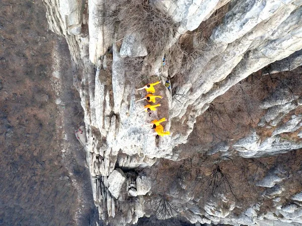 Monaci Cinesi Shaolin Praticano Kungfu Sulla Scogliera Una Montagna Nel — Foto Stock