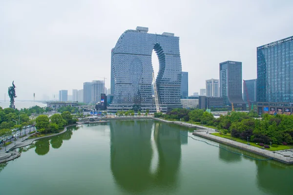 Προβολή Ενός Κτιρίου Που Μοιάζει Ασύμμετρες Παντελόνι Κοντά Στον Ποταμό — Φωτογραφία Αρχείου